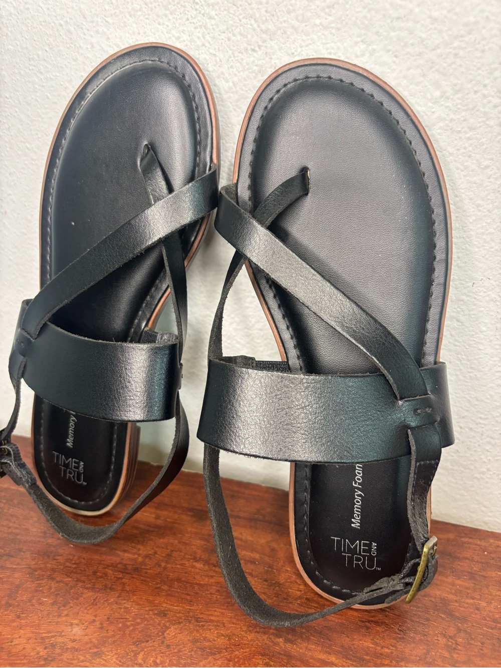 TIME & TRUE NWOT BLACK MEMORY FOAM STRAPPY SANDALS SZ 7 - Picture 4 of 6